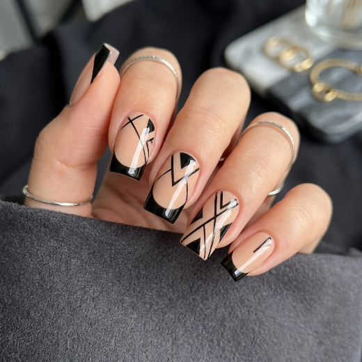 Nude nails with black lines