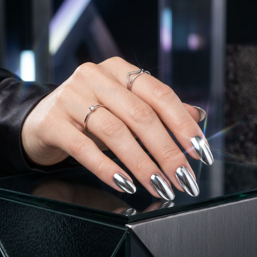 Reflective chrome manicure